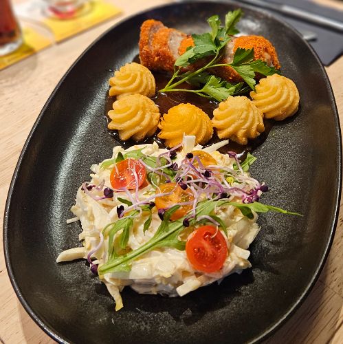 Tartare de bœuf, frites et salade