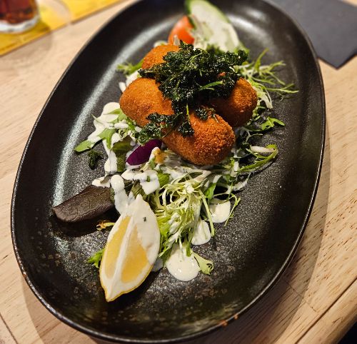 Tartare de bœuf, frites et salade (variante)